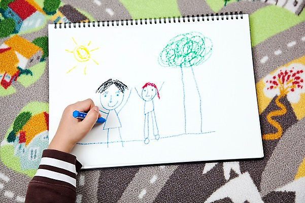 포토 JPG 스튜디오촬영 손 백그라운드 색연필 실내 미술 사람 신체부위 미술도구 그리기 스케치북 그림 크레파스 국내포토 모션 문화예술 학용품 내부 오브젝트 파일형식