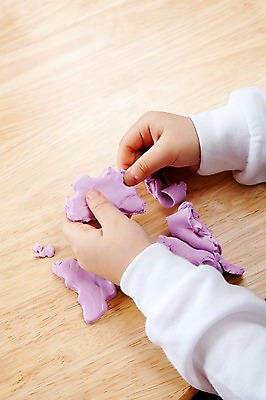 포토 JPG 스튜디오촬영 손 교육 백그라운드 색연필 실내 미술 사람 신체부위 미술도구 점토 미술교육 국내포토 문화예술 학용품 내부 오브젝트 파일형식