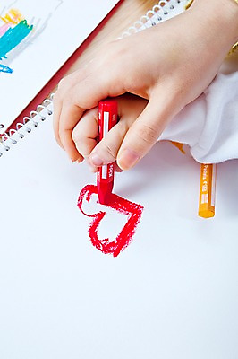 포토 JPG 스튜디오촬영 손 교육 감정 백그라운드 색연필 실내 사랑 미술 사람 신체부위 미술도구 하트 그리기 스케치북 그림 크레파스 미술교육 국내포토 모양 모션 문화예술 학용품 내부 오브젝트 파일형식