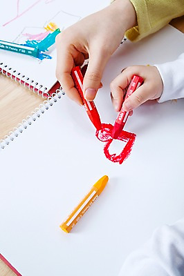 포토 JPG 스튜디오촬영 손 교육 감정 백그라운드 색연필 실내 사랑 미술 사람 신체부위 미술도구 하트 그리기 스케치북 그림 크레파스 미술교육 국내포토 모양 모션 문화예술 학용품 내부 오브젝트 파일형식