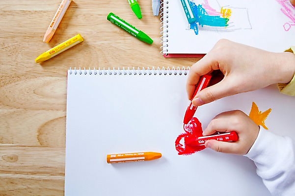 포토 JPG 스튜디오촬영 손 교육 감정 백그라운드 색연필 실내 사랑 미술 사람 신체부위 미술도구 하트 그리기 스케치북 그림 크레파스 미술교육 국내포토 모양 모션 문화예술 학용품 내부 오브젝트 파일형식