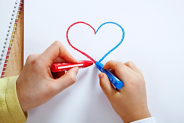 포토 JPG 스튜디오촬영 손 교육 감정 백그라운드 색연필 실내 사랑 미술 사람 신체부위 미술도구 하트 그리기 스케치북 그림 크레파스 미술교육 국내포토 모양 모션 문화예술 학용품 내부 오브젝트 파일형식