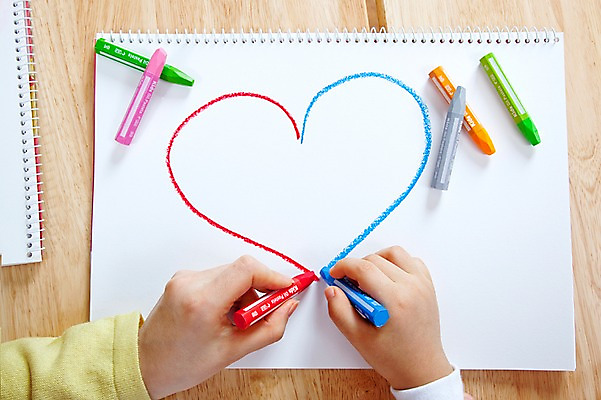 포토 JPG 스튜디오촬영 손 교육 감정 백그라운드 색연필 실내 사랑 미술 사람 신체부위 미술도구 하트 그리기 스케치북 그림 크레파스 미술교육 국내포토 모양 모션 문화예술 학용품 내부 오브젝트 파일형식