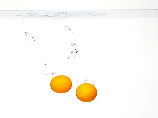 포토 JPG 스튜디오촬영 식물 음식 백그라운드 오렌지 과일 귤 실내 사람없음 물 농작물 거품 물방울 물백그라운드 물이미지 제철과일 국내포토 자연요소 농업 내부 제철 파일형식