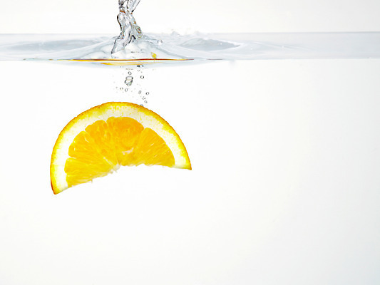 포토 JPG 스튜디오촬영 식물 음식 백그라운드 오렌지 과일 단면 실내 사람없음 물 농작물 거품 물방울 물백그라운드 물이미지 국내포토 자연요소 농업 내부 파일형식