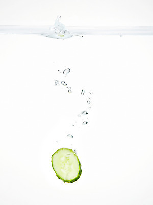 포토 JPG 스튜디오촬영 식물 음식 백그라운드 채소 단면 오이 실내 사람없음 물 농작물 거품 물방울 물백그라운드 물이미지 국내포토 자연요소 농업 내부 파일형식