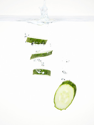 포토 JPG 스튜디오촬영 식물 음식 백그라운드 채소 단면 오이 실내 사람없음 물 농작물 거품 물방울 물백그라운드 물이미지 국내포토 자연요소 농업 내부 파일형식