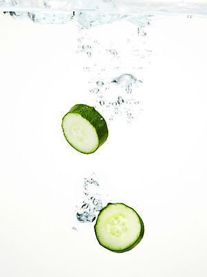 포토 JPG 스튜디오촬영 식물 음식 백그라운드 채소 단면 오이 실내 사람없음 물 농작물 거품 물방울 물백그라운드 물이미지 국내포토 자연요소 농업 내부 파일형식