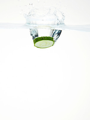 포토 JPG 스튜디오촬영 식물 음식 백그라운드 채소 단면 오이 실내 사람없음 물 농작물 거품 물방울 물백그라운드 물이미지 국내포토 자연요소 농업 내부 파일형식