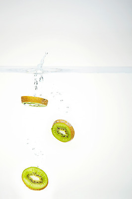 포토 JPG 스튜디오촬영 식물 음식 백그라운드 과일 단면 실내 키위 사람없음 물 농작물 거품 물방울 물백그라운드 물이미지 국내포토 자연요소 농업 내부 파일형식
