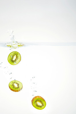 포토 JPG 스튜디오촬영 식물 음식 백그라운드 과일 단면 실내 키위 사람없음 물 농작물 거품 물방울 물백그라운드 물이미지 국내포토 자연요소 농업 내부 파일형식