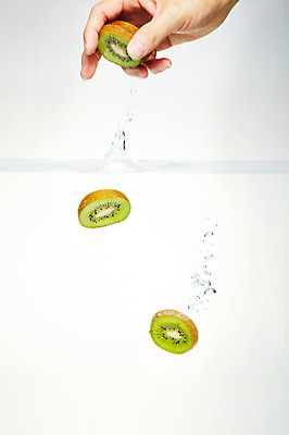 포토 JPG 스튜디오촬영 식물 손 음식 백그라운드 과일 단면 실내 키위 신체부위 물 농작물 거품 물방울 물백그라운드 물이미지 국내포토 자연요소 농업 사람 내부 파일형식