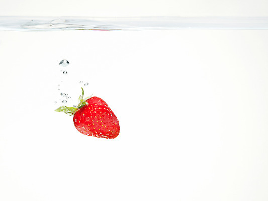 포토 JPG 스튜디오촬영 식물 음식 백그라운드 과일 딸기 실내 사람없음 물 농작물 거품 물방울 물백그라운드 물이미지 제철과일 국내포토 자연요소 농업 내부 제철 파일형식