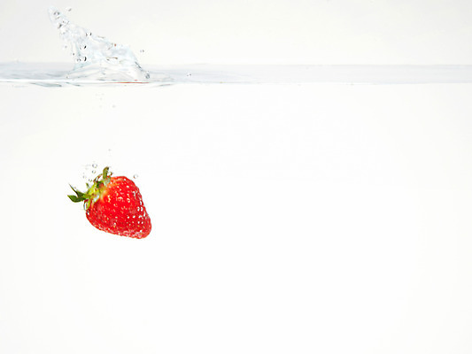 포토 JPG 스튜디오촬영 식물 음식 백그라운드 과일 딸기 실내 사람없음 물 농작물 거품 물방울 물백그라운드 물이미지 제철과일 국내포토 자연요소 농업 내부 제철 파일형식