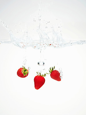 포토 JPG 스튜디오촬영 식물 음식 백그라운드 과일 딸기 실내 사람없음 물 농작물 거품 물방울 물백그라운드 물이미지 제철과일 국내포토 자연요소 농업 내부 제철 파일형식