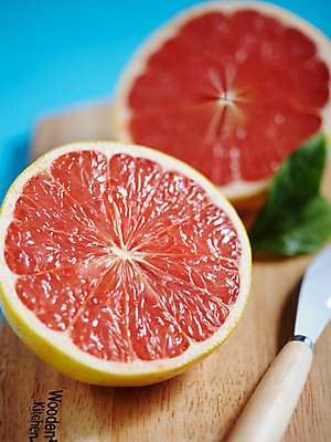 포토 JPG 스튜디오촬영 식물 열매 음식 백그라운드 과일 단면 도마 실내 사람없음 농작물 나이프 자몽 국내포토 식기 농업 주방용품 내부 칼 파일형식