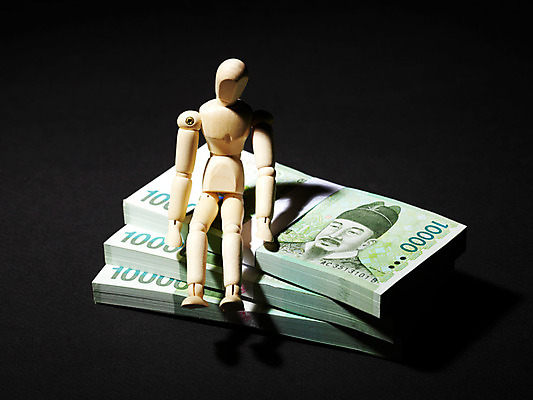 포토 JPG 스튜디오촬영 인형 컨셉 지폐 돈 사람없음 모형 만원 오브젝트 목각인형 관절인형 국내포토 실내 재산 파일형식