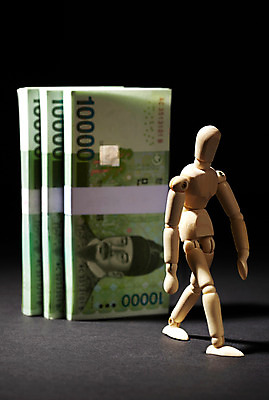 포토 JPG 스튜디오촬영 인형 컨셉 지폐 돈 사람없음 모형 만원 오브젝트 목각인형 관절인형 국내포토 실내 재산 파일형식