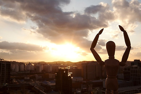 포토 JPG 주간 구름 건축물 건축 인형 컨셉 하늘 아파트 풍경 빌딩 사람없음 야외 건물 태양 모형 노을 일몰 만세 도시 오브젝트 목각인형 관절인형 상업시설 국내포토 자연요소 모션 주택 시설 상업 파일형식