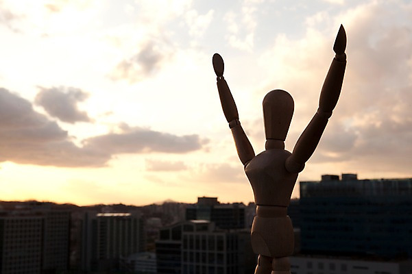 포토 JPG 주간 구름 건축물 건축 인형 컨셉 하늘 아파트 풍경 빌딩 사람없음 야외 건물 모형 노을 일몰 만세 도시 오브젝트 목각인형 관절인형 상업시설 국내포토 자연요소 모션 주택 시설 상업 파일형식