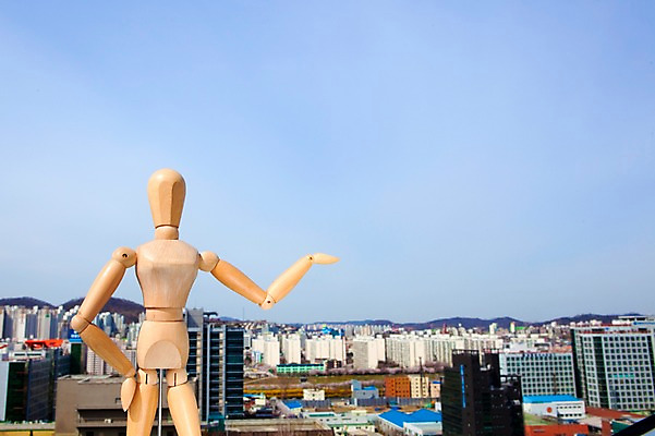 포토 JPG 주간 건축물 건축 인형 컨셉 하늘 아파트 풍경 손짓 빌딩 사람없음 야외 건물 모형 가리킴 도시 오브젝트 목각인형 관절인형 상업시설 국내포토 자연요소 모션 주택 시설 상업 파일형식