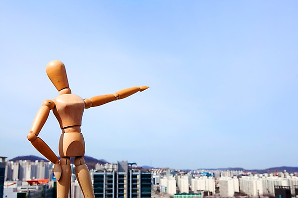 포토 JPG 주간 건축물 건축 인형 컨셉 하늘 아파트 풍경 손짓 빌딩 사람없음 야외 건물 모형 가리킴 도시 오브젝트 목각인형 관절인형 상업시설 국내포토 자연요소 모션 주택 시설 상업 파일형식