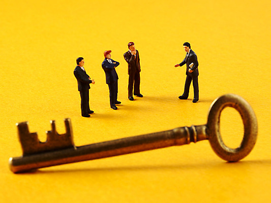 포토 JPG 스튜디오촬영 컨셉 비즈니스 열쇠 사람없음 경제 미니어처 비즈니스맨 사람인형 국내포토 남자 인형 실내 모형 직장인 파일형식