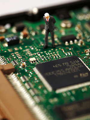 포토 JPG 스튜디오촬영 과학 컨셉 비즈니스 기술 사람없음 경제 미니어처 비즈니스맨 회로판 하이테크 반도체 사람인형 전자회로 국내포토 남자 인형 실내 모형 직장인 파일형식