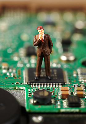 포토 JPG 스튜디오촬영 과학 컨셉 비즈니스 기술 사람없음 경제 미니어처 비즈니스맨 회로판 하이테크 반도체 사람인형 전자회로 국내포토 남자 인형 실내 모형 직장인 파일형식