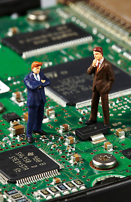 포토 JPG 스튜디오촬영 과학 컨셉 비즈니스 기술 사람없음 경제 미니어처 비즈니스맨 회로판 하이테크 반도체 사람인형 전자회로 국내포토 남자 인형 실내 모형 직장인 파일형식