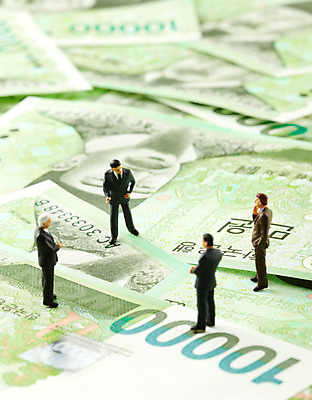 포토 JPG 스튜디오촬영 컨셉 지폐 돈 비즈니스 회의 사람없음 경제 미니어처 비즈니스맨 만원 토론 사람인형 국내포토 남자 인형 실내 모형 직장인 재산 파일형식