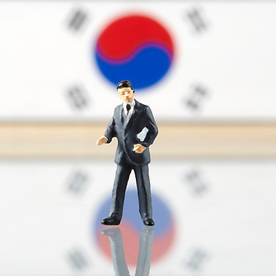 포토 JPG 스튜디오촬영 컨셉 비즈니스 한국 정장 사람없음 경제 미니어처 비즈니스맨 국기 태극기 사람인형 국내포토 옷 남자 아시아 인형 실내 모형 직장인 파일형식