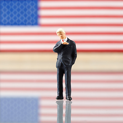 포토 JPG 스튜디오촬영 컨셉 비즈니스 정장 사람없음 경제 미국 미니어처 비즈니스맨 성조기 국기 사람인형 국내포토 옷 남자 인형 북아메리카 실내 모형 직장인 파일형식