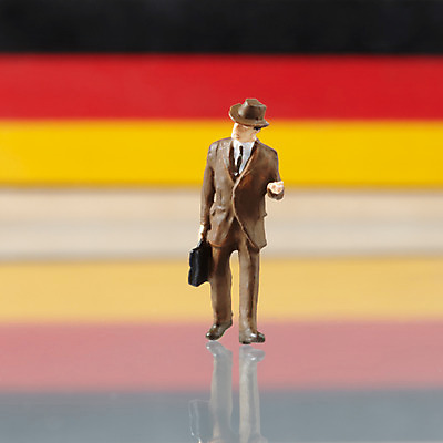 포토 JPG 스튜디오촬영 컨셉 서류가방 비즈니스 독일 정장 사람없음 경제 미니어처 비즈니스맨 국기 중절모 출장 사람인형 독일국기 국내포토 모자_잡화 옷 남자 유럽 인형 가방 실내 모형 직장인 파일형식