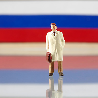 포토 JPG 스튜디오촬영 컨셉 비즈니스 사람없음 경제 미니어처 비즈니스맨 국기 러시아 사람인형 러시아국기 국내포토 남자 유럽 인형 실내 모형 직장인 파일형식