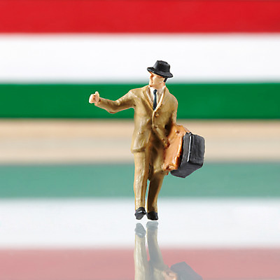 포토 JPG 스튜디오촬영 컨셉 서류가방 비즈니스 사람없음 경제 미니어처 비즈니스맨 국기 출장 사람인형 헝가리 헝가리국기 국내포토 남자 인형 가방 실내 모형 직장인 동유럽 파일형식