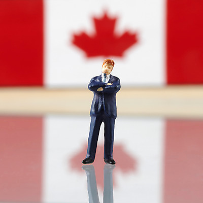 포토 JPG 스튜디오촬영 컨셉 캐나다 비즈니스 정장 사람없음 경제 미니어처 비즈니스맨 국기 사람인형 캐나다국기 국내포토 옷 남자 인형 북아메리카 실내 모형 직장인 파일형식