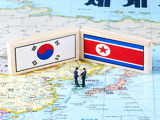 포토 JPG 스튜디오촬영 컨셉 세계지도 지도 비즈니스 협력 악수 한국 사람없음 금융 경제 글로벌 미니어처 비즈니스맨 국기 태극기 사람인형 화해 한반도 친목 북한 국내포토 남자 감정 아시아 인형 실내 손짓 세계 모형 직장인 파일형식