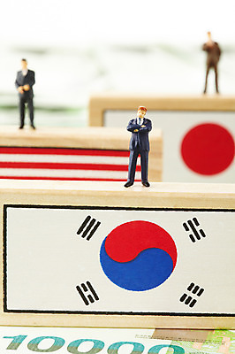 포토 JPG 스튜디오촬영 컨셉 지폐 돈 비즈니스 한국 사람없음 금융 경제 글로벌 일본 미니어처 비즈니스맨 만원 국기 태극기 지구촌 사람인형 일장기 국내포토 남자 아시아 인형 실내 모형 직장인 재산 파일형식