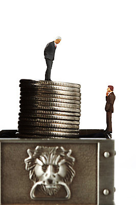 포토 JPG 스튜디오촬영 컨셉 돈 비즈니스 누끼 사람없음 경제 동전 미니어처 비즈니스맨 사람인형 국내포토 남자 인형 실내 모형 직장인 재산 파일형식