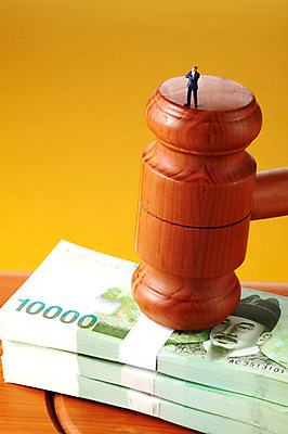 포토 JPG 스튜디오촬영 컨셉 지폐 돈 비즈니스 사람없음 경제 미니어처 비즈니스맨 만원 돈다발 의사봉 사람인형 국내포토 남자 인형 실내 모형 직장인 재산 파일형식