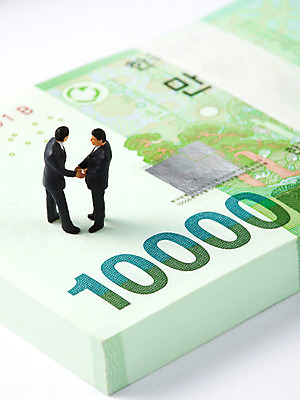 포토 JPG 스튜디오촬영 컨셉 지폐 돈 비즈니스 협력 악수 협상 사람없음 경제 미니어처 비즈니스맨 만원 돈다발 사람인형 계약체결 국내포토 남자 인형 실내 손짓 모형 직장인 재산 계약 파일형식