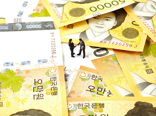 포토 JPG 스튜디오촬영 컨셉 지폐 돈 비즈니스 협력 악수 협상 사람없음 경제 미니어처 비즈니스맨 사람인형 오만원 계약체결 국내포토 남자 인형 실내 손짓 모형 직장인 재산 계약 파일형식