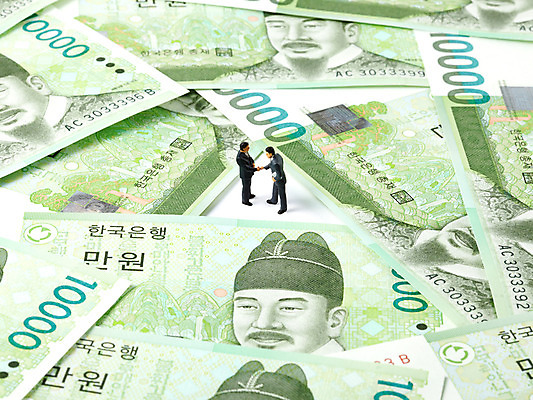 포토 JPG 스튜디오촬영 컨셉 지폐 돈 비즈니스 협력 악수 협상 사람없음 경제 미니어처 비즈니스맨 만원 계약 사람인형 계약체결 국내포토 남자 인형 실내 손짓 모형 직장인 재산 파일형식