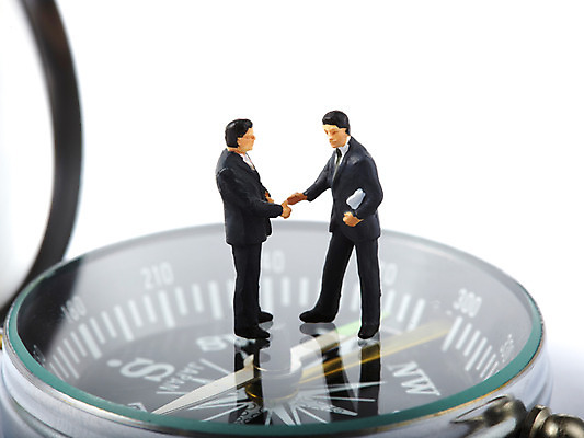 포토 JPG 스튜디오촬영 컨셉 비즈니스 협력 악수 사람없음 경제 미니어처 비즈니스맨 나침반 사람인형 국내포토 남자 인형 실내 손짓 모형 직장인 파일형식