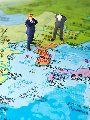 포토 JPG 스튜디오촬영 컨셉 세계지도 지도 비즈니스 한국 사람없음 경제 글로벌 미니어처 비즈니스맨 사람인형 한반도 국내포토 남자 아시아 인형 실내 세계 모형 직장인 파일형식