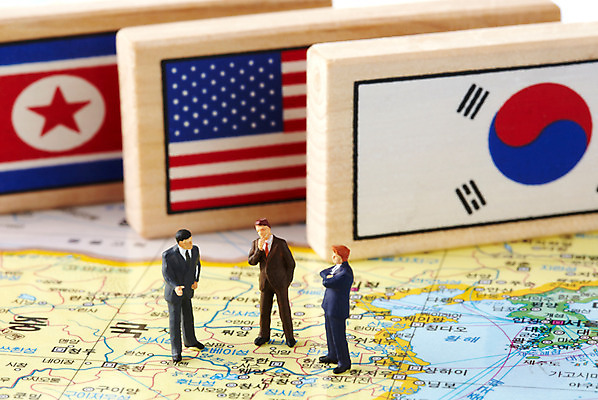 포토 JPG 스튜디오촬영 컨셉 세계지도 지도 비즈니스 한국 사람없음 경제 글로벌 미국 미니어처 비즈니스맨 국기 태극기 사람인형 북한 국내포토 남자 아시아 인형 북아메리카 실내 세계 모형 직장인 파일형식