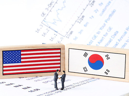 포토 JPG 스튜디오촬영 컨셉 비즈니스 통계 그래프 협력 악수 한국 협상 사람없음 금융 경제 글로벌 미국 미니어처 비즈니스맨 증권 국기 주식 태극기 계약 문서 사람인형 증시 친목 국내포토 남자 아시아 인형 북아메리카 실내 손짓 모형 직장인 파일형식