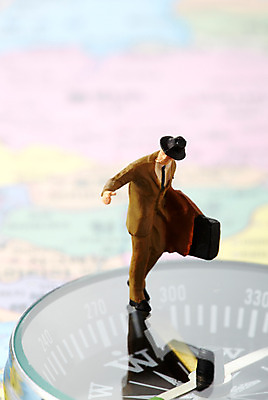 포토 JPG 스튜디오촬영 컨셉 세계지도 지도 비즈니스 사람없음 경제 글로벌 미니어처 비즈니스맨 나침반 출장 사람인형 국내포토 남자 인형 실내 세계 모형 직장인 파일형식