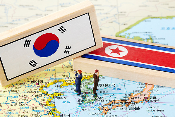 포토 JPG 스튜디오촬영 컨셉 세계지도 지도 비즈니스 한국 사람없음 금융 경제 글로벌 미니어처 비즈니스맨 국기 태극기 외면 사람인형 한반도 북한 국내포토 남자 아시아 인형 실내 세계 모형 직장인 파일형식